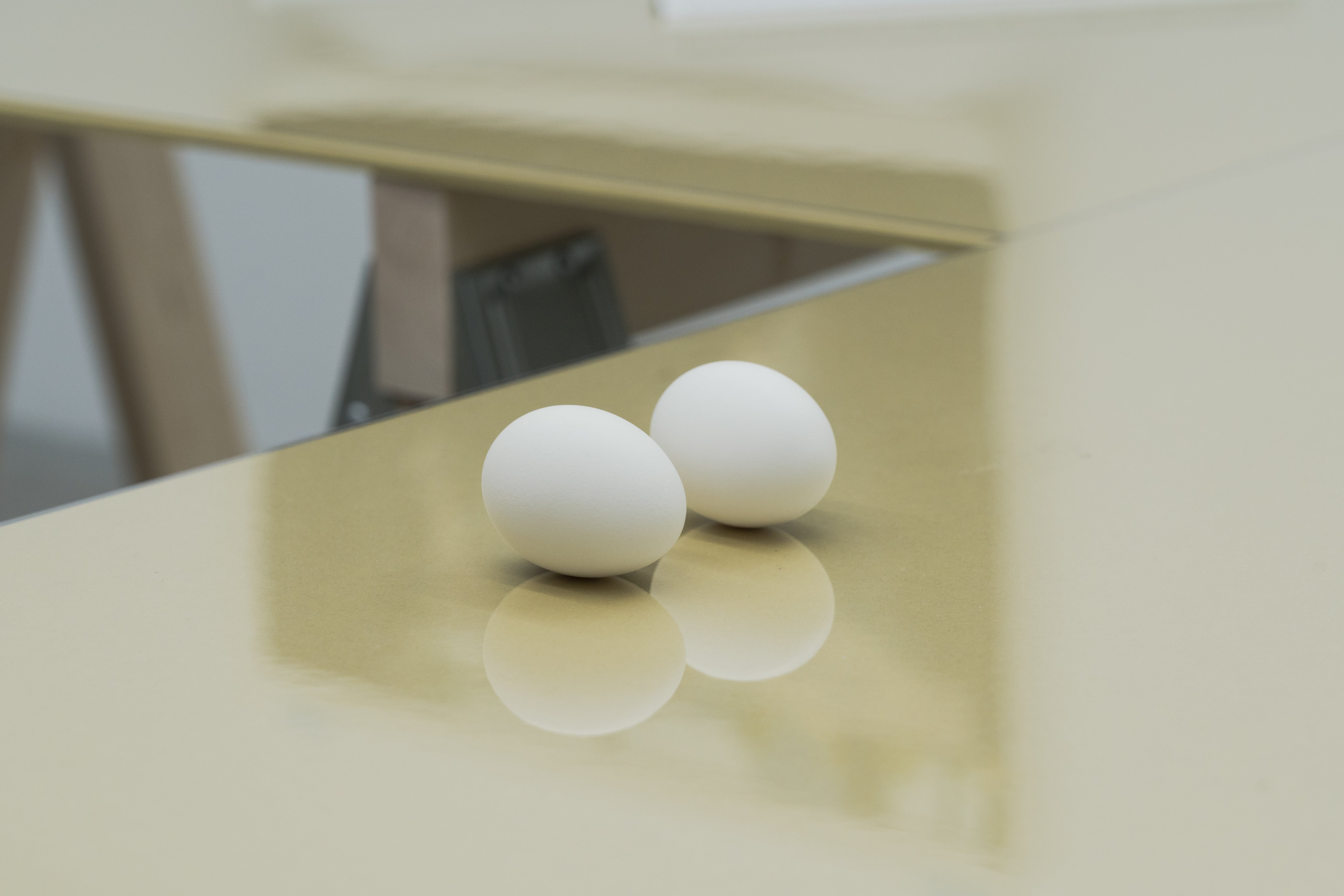Uova, Double Tamago’ 卵 / (Objects on Tabless),  fotografia di Kisshomaru Shimamura 