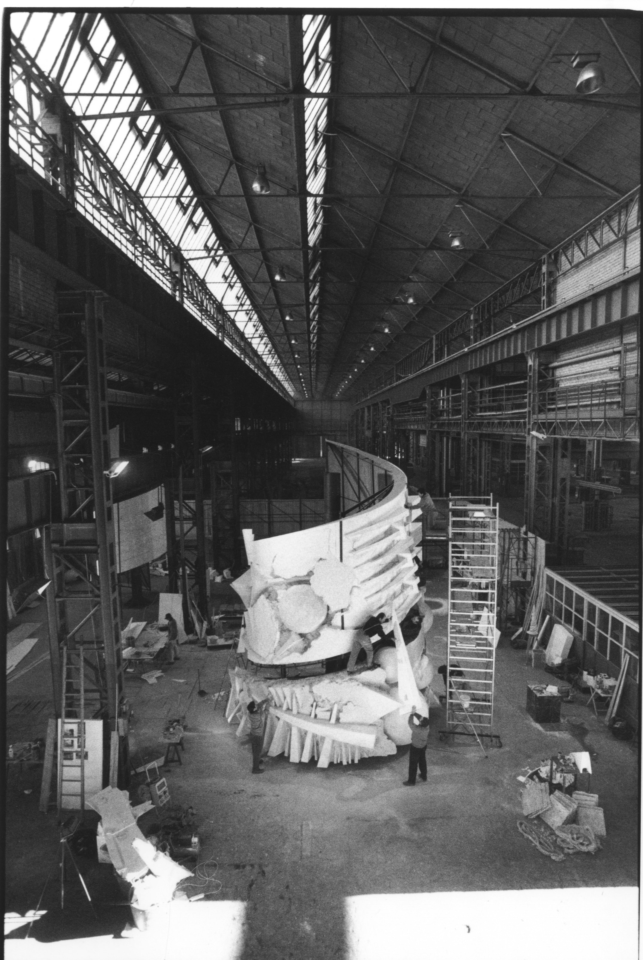 Arnaldo Pomodoro, construction of sculpture “Novecento”, December 2000, photograph by Carlo Orsi
