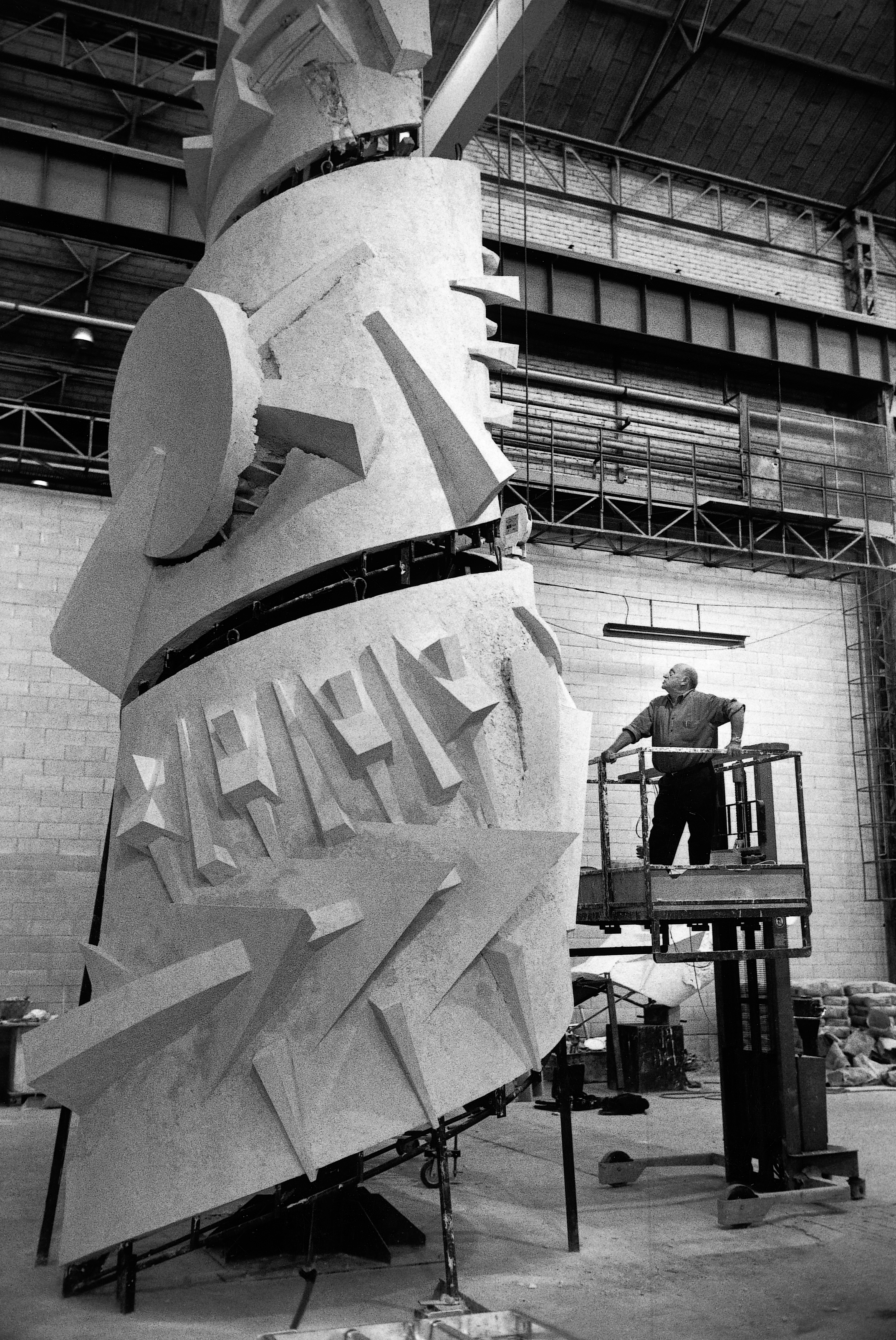 Arnaldo Pomodoro, construction of sculpture “Novecento”, April 2001, photograph by Carlo Orsi