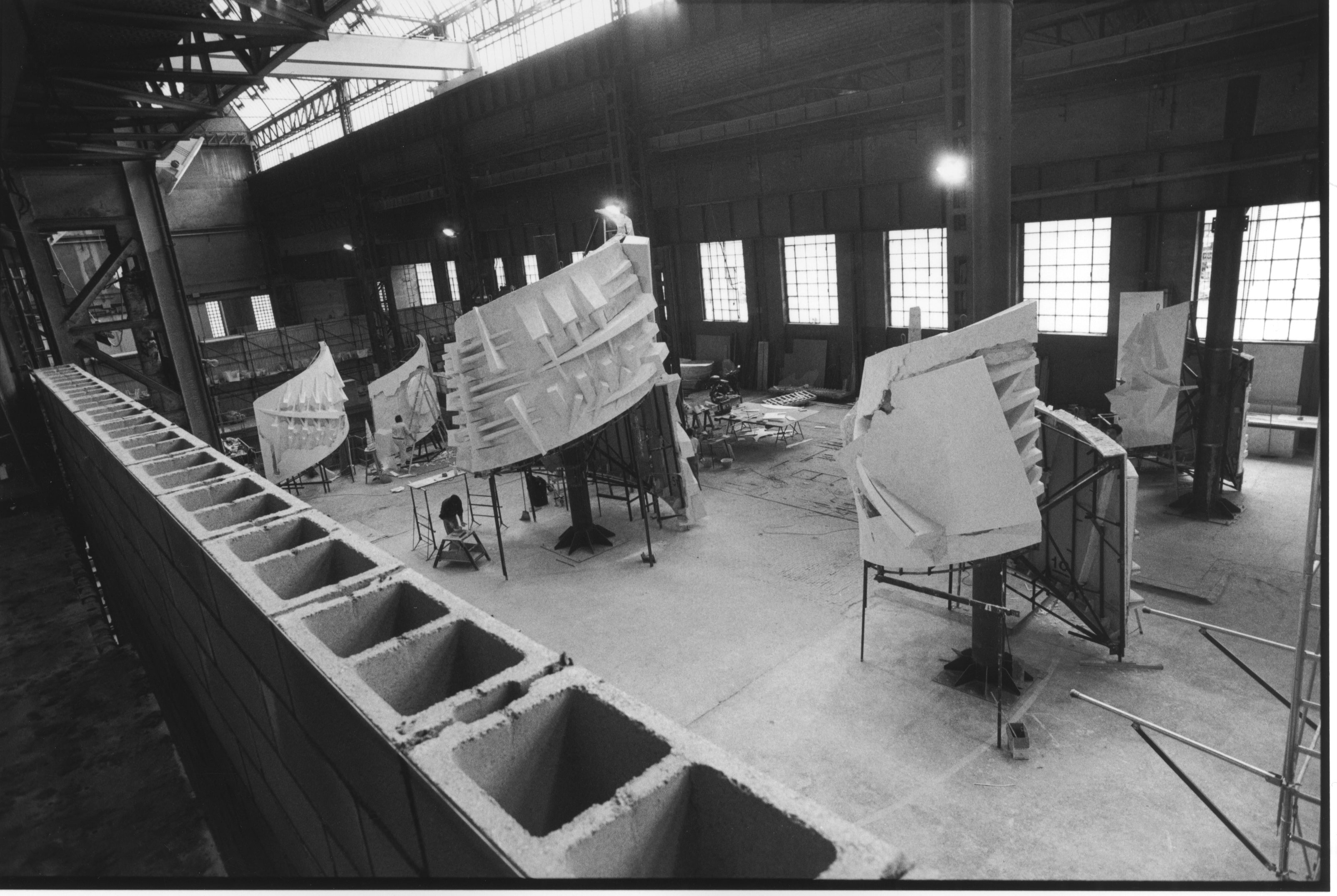 Arnaldo Pomodoro, construction of sculpture “Novecento”, May 2001, photograph by Carlo Orsi