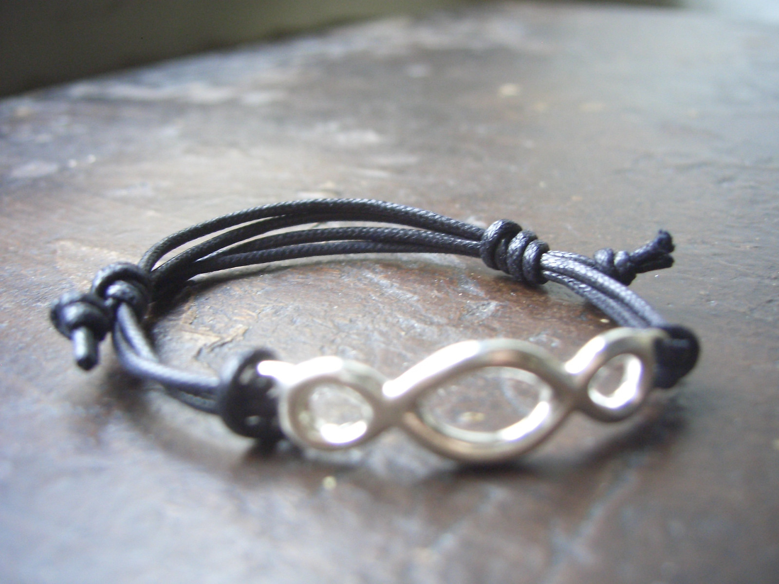 Bracciale Terzo Paradiso in argento con cordino nero Cala Corallo cover