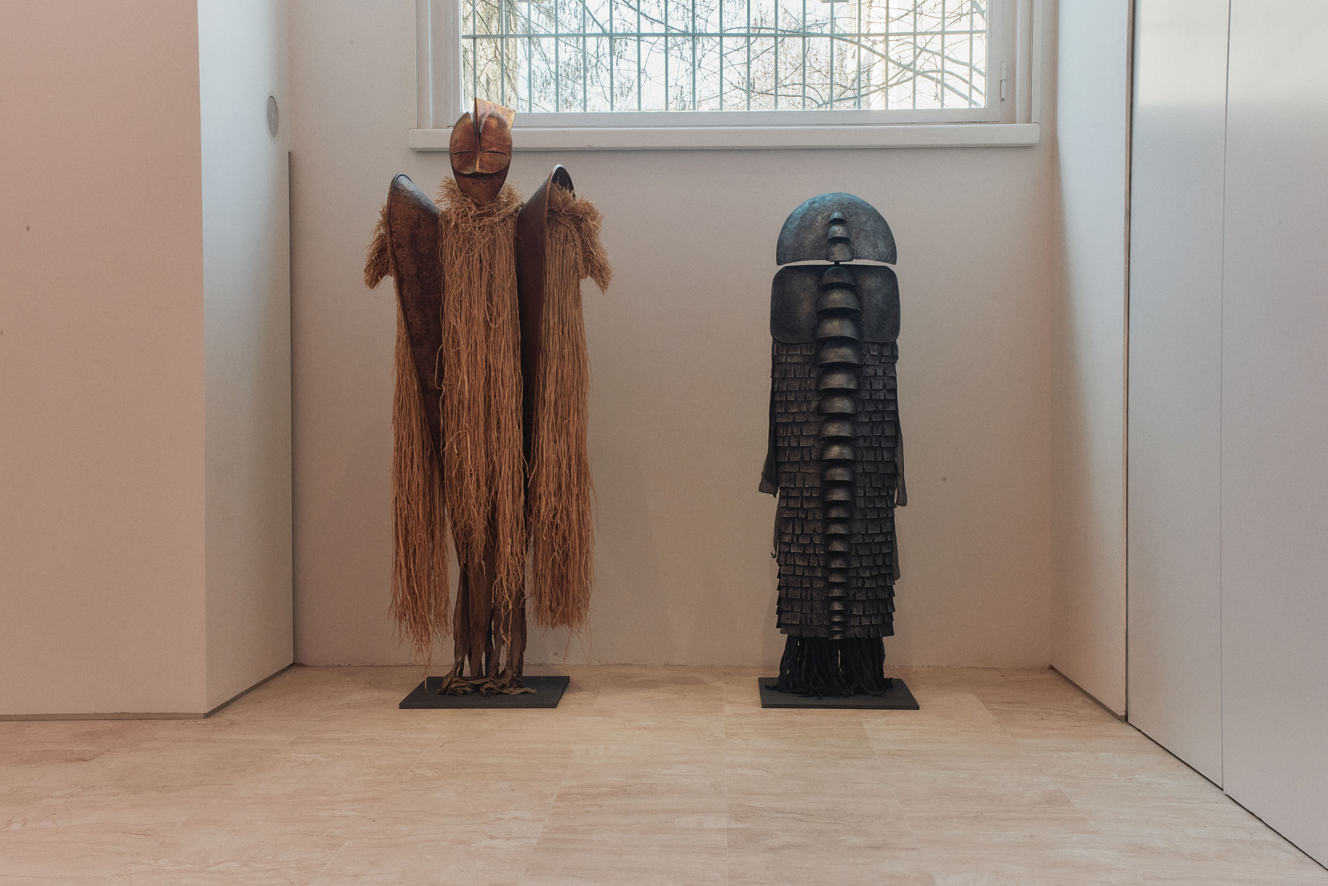 Arnaldo Pomodoro, Costume di Didone (sx) e Costume di Creonte (dx), fotografia di Andrès Juan Suarez, per gentile concessione di Fondazione Arnaldo Pomodoro